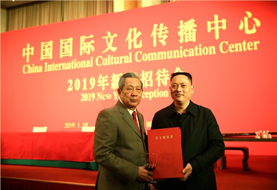 香木海走進(jìn)釣魚臺，與泰國前總理披尼合影